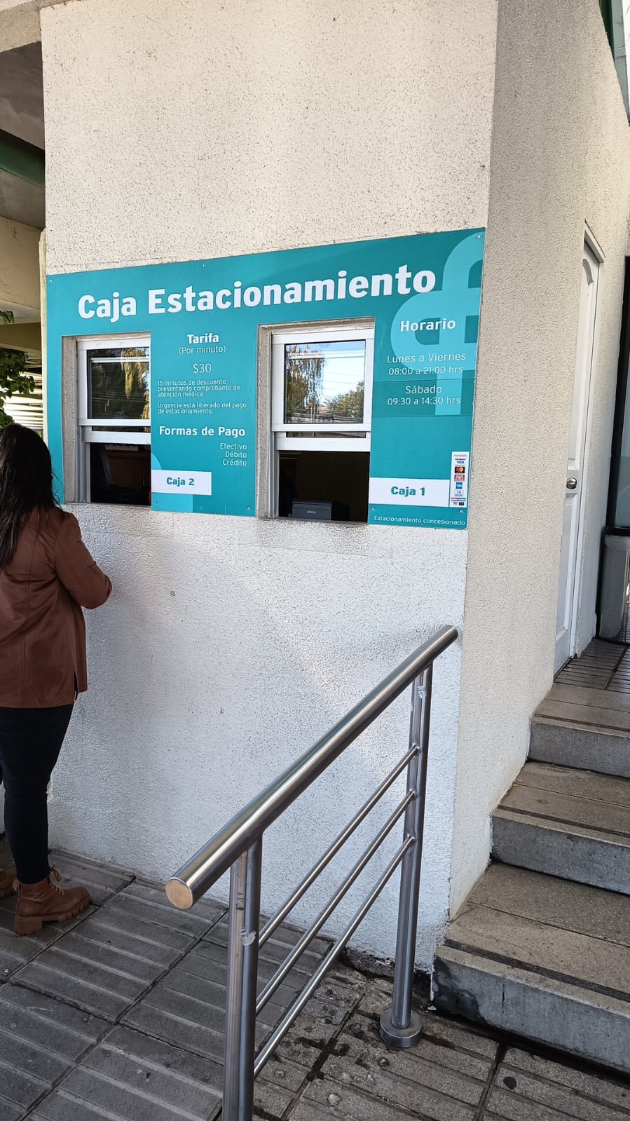 Imagen de un estacionamiento con sistema de control de accesos